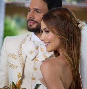 Kimberly Dos Ramos Instagram - Foticos y videos que les debía de la boda de mi Angellí y Pepe Emilio en @vivirdeamorof ❤️😍☺️. ⁣
⁣
Hoy no se pueden perder el capítulo final de esta linda historia por @univision ❤️🙏🏻 gracias por el cariño y el apoyo .⁣
⁣
•📸 #1 felíz y casi lista para 🎥 las escenas .⁣
•📸 #2 con el vestido de novia que me gustó mucho ❤️ y que creo que es mi boda #19 🧐peeero en las novelas 🤣. ⁣
•📸 #3,4 y 5 lo bien que la pasamos grabando esas escenas con @emmanuelpalomares 🤪.⁣
•📸 #6 con nuestro director antes del 5 y acción 🎥.⁣
•📸 #7 con mi @amairaniromerogu que amo y adoro ❤️.⁣
•📸 #8 con las guapasss y talentosas 🔝@eugeniacauduromx @mariluzbermudez1 y @amairaniromerogu ❤️🙏🏻.⁣
•📸 #9 un video con el mini Pepe Emilio 😍 que niño tan hermoso. ⁣
•📸 #10 el video después de la boda y lista para la 🌙 de 🍯😂 ( hora del video: 12 de la noche gracias 🥲 fuè un día largo pero divertido). ⁣
•📸 #11  mis caras  y yo 😂🤷🏼‍♀️. 
 Que tal las fotos ❤️ les gustó ???.

#pictures #mexico #vivirdeamor  #bride #novela #boda #honeymoon .