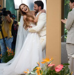 Kimberly Dos Ramos Instagram - Foticos y videos que les debía de la boda de mi Angellí y Pepe Emilio en @vivirdeamorof ❤️😍☺️. ⁣
⁣
Hoy no se pueden perder el capítulo final de esta linda historia por @univision ❤️🙏🏻 gracias por el cariño y el apoyo .⁣
⁣
•📸 #1 felíz y casi lista para 🎥 las escenas .⁣
•📸 #2 con el vestido de novia que me gustó mucho ❤️ y que creo que es mi boda #19 🧐peeero en las novelas 🤣. ⁣
•📸 #3,4 y 5 lo bien que la pasamos grabando esas escenas con @emmanuelpalomares 🤪.⁣
•📸 #6 con nuestro director antes del 5 y acción 🎥.⁣
•📸 #7 con mi @amairaniromerogu que amo y adoro ❤️.⁣
•📸 #8 con las guapasss y talentosas 🔝@eugeniacauduromx @mariluzbermudez1 y @amairaniromerogu ❤️🙏🏻.⁣
•📸 #9 un video con el mini Pepe Emilio 😍 que niño tan hermoso. ⁣
•📸 #10 el video después de la boda y lista para la 🌙 de 🍯😂 ( hora del video: 12 de la noche gracias 🥲 fuè un día largo pero divertido). ⁣
•📸 #11  mis caras  y yo 😂🤷🏼‍♀️. 
 Que tal las fotos ❤️ les gustó ???.

#pictures #mexico #vivirdeamor  #bride #novela #boda #honeymoon .