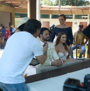 Kimberly Dos Ramos Instagram - Foticos y videos que les debía de la boda de mi Angellí y Pepe Emilio en @vivirdeamorof ❤️😍☺️. ⁣
⁣
Hoy no se pueden perder el capítulo final de esta linda historia por @univision ❤️🙏🏻 gracias por el cariño y el apoyo .⁣
⁣
•📸 #1 felíz y casi lista para 🎥 las escenas .⁣
•📸 #2 con el vestido de novia que me gustó mucho ❤️ y que creo que es mi boda #19 🧐peeero en las novelas 🤣. ⁣
•📸 #3,4 y 5 lo bien que la pasamos grabando esas escenas con @emmanuelpalomares 🤪.⁣
•📸 #6 con nuestro director antes del 5 y acción 🎥.⁣
•📸 #7 con mi @amairaniromerogu que amo y adoro ❤️.⁣
•📸 #8 con las guapasss y talentosas 🔝@eugeniacauduromx @mariluzbermudez1 y @amairaniromerogu ❤️🙏🏻.⁣
•📸 #9 un video con el mini Pepe Emilio 😍 que niño tan hermoso. ⁣
•📸 #10 el video después de la boda y lista para la 🌙 de 🍯😂 ( hora del video: 12 de la noche gracias 🥲 fuè un día largo pero divertido). ⁣
•📸 #11  mis caras  y yo 😂🤷🏼‍♀️. 
 Que tal las fotos ❤️ les gustó ???.

#pictures #mexico #vivirdeamor  #bride #novela #boda #honeymoon .