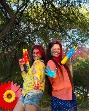 Kinjal Rajpriya Instagram - હસતા રમતા ને ગાતા .. અમે તો એવા✨ Smiles turn into laughter every time we meet 🫰 Moj e Dariyo 🫶 
#Holi2025 #AarohiPatel #KinjalRajpriya 

Fun #Dhuleti with @ahmedabadtimestoi @kanksha_mv @annie_nemophilist @_yashi.kochar_ 💃
