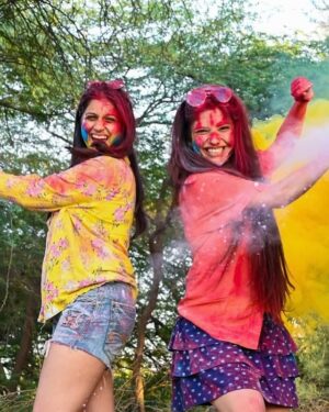 Kinjal Rajpriya Instagram - હસતા રમતા ને ગાતા .. અમે તો એવા✨ Smiles turn into laughter every time we meet 🫰 Moj e Dariyo 🫶 
#Holi2025 #AarohiPatel #KinjalRajpriya 

Fun #Dhuleti with @ahmedabadtimestoi @kanksha_mv @annie_nemophilist @_yashi.kochar_ 💃
