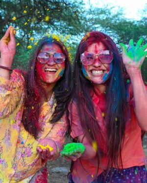 Kinjal Rajpriya Instagram - હસતા રમતા ને ગાતા .. અમે તો એવા✨ Smiles turn into laughter every time we meet 🫰 Moj e Dariyo 🫶 
#Holi2025 #AarohiPatel #KinjalRajpriya 

Fun #Dhuleti with @ahmedabadtimestoi @kanksha_mv @annie_nemophilist @_yashi.kochar_ 💃