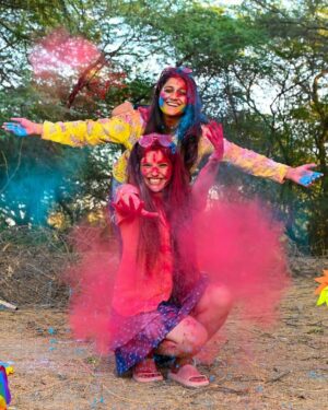 Kinjal Rajpriya Instagram - હસતા રમતા ને ગાતા .. અમે તો એવા✨ Smiles turn into laughter every time we meet 🫰 Moj e Dariyo 🫶 
#Holi2025 #AarohiPatel #KinjalRajpriya 

Fun #Dhuleti with @ahmedabadtimestoi @kanksha_mv @annie_nemophilist @_yashi.kochar_ 💃