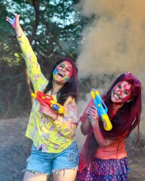 Kinjal Rajpriya Instagram - હસતા રમતા ને ગાતા .. અમે તો એવા✨ Smiles turn into laughter every time we meet 🫰 Moj e Dariyo 🫶 
#Holi2025 #AarohiPatel #KinjalRajpriya 

Fun #Dhuleti with @ahmedabadtimestoi @kanksha_mv @annie_nemophilist @_yashi.kochar_ 💃