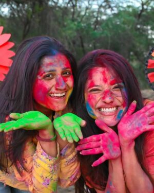 Kinjal Rajpriya Instagram - હસતા રમતા ને ગાતા .. અમે તો એવા✨ Smiles turn into laughter every time we meet 🫰 Moj e Dariyo 🫶 
#Holi2025 #AarohiPatel #KinjalRajpriya 

Fun #Dhuleti with @ahmedabadtimestoi @kanksha_mv @annie_nemophilist @_yashi.kochar_ 💃