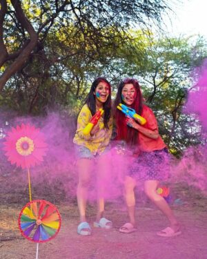 Kinjal Rajpriya Instagram - હસતા રમતા ને ગાતા .. અમે તો એવા✨ Smiles turn into laughter every time we meet 🫰 Moj e Dariyo 🫶 
#Holi2025 #AarohiPatel #KinjalRajpriya 

Fun #Dhuleti with @ahmedabadtimestoi @kanksha_mv @annie_nemophilist @_yashi.kochar_ 💃