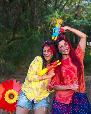 Kinjal Rajpriya Instagram - હસતા રમતા ને ગાતા .. અમે તો એવા✨ Smiles turn into laughter every time we meet 🫰 Moj e Dariyo 🫶 
#Holi2025 #AarohiPatel #KinjalRajpriya 

Fun #Dhuleti with @ahmedabadtimestoi @kanksha_mv @annie_nemophilist @_yashi.kochar_ 💃