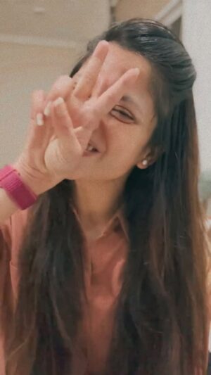 Kinjal Rajpriya Instagram - એકજ જિંદગી છે.. એકલા કેટલું ભરીશું ? 😃

I’d rather choose someone to ‘share’ than to marry 🙂 (wisely though) :p

क्योंकि आज के समय में, शादी से ज़्यादा जरूरी लगता है ‘share’ करना !

~ બાકી તો પછી જેવી જેની સમજણ 🙃