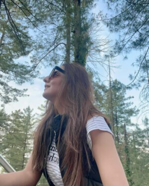 Kinza Razzak Instagram - Getting nurtured by nature 🌴☀️