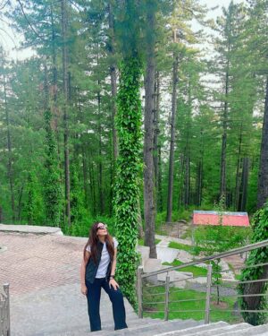 Kinza Razzak Instagram - Getting nurtured by nature 🌴☀️
