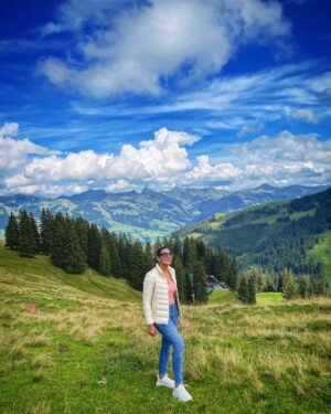 Kinza Razzak Instagram - Find me where the mountains meet the sky ☁️ ⛰️💖

…
….
#austria #fallinginlove #travel #travelgram