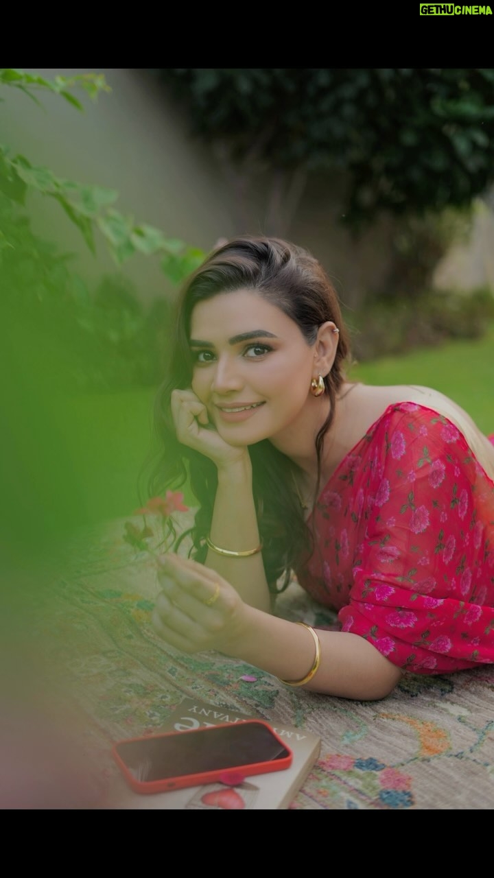 Kiran Haq - 5.2K Likes - Koi chalda na chara e
Tere bina na guzara e