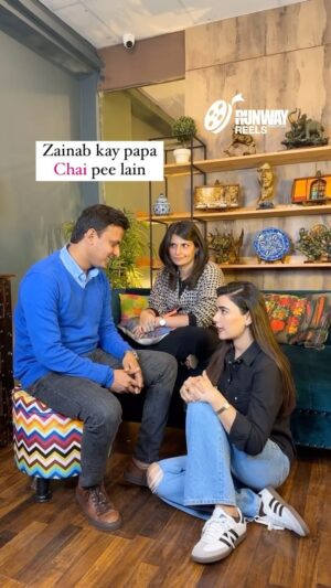 Kiran Haq Instagram - Zainab kay papa ☕️ pee lain 😄👨‍👩‍👧
@naveedazhar @kiranhaqofficial @mashalamirali @arshadreels 

#trending #runwayreels #funnymemes #memesdaily #runwaypakistan #chai #celebrity #celebstyle #haha #trensingreels #reels #reelitfeelit #reels #arshad #zainab
