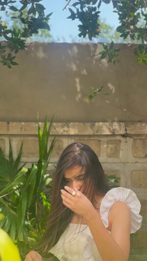 Kiran Haq Instagram - 🤍🌸