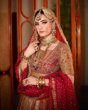 Kiran Haq Instagram - KIRAN! ❤️ 
Signature bridal campaign by @saminahairandmakeupstudio 

Mua/Hair: @saminahairandmakeupstudio 
Celeb: @kiranhaqofficial 
Dress: @sassy.thrift.store28 
Jewellery: @opalbymadihaihsan 
Location: @skinfinitybykiran

#celeberity #makeup #shoot #maribalviphotography #lahore #canada #pakistan #kiranhaq