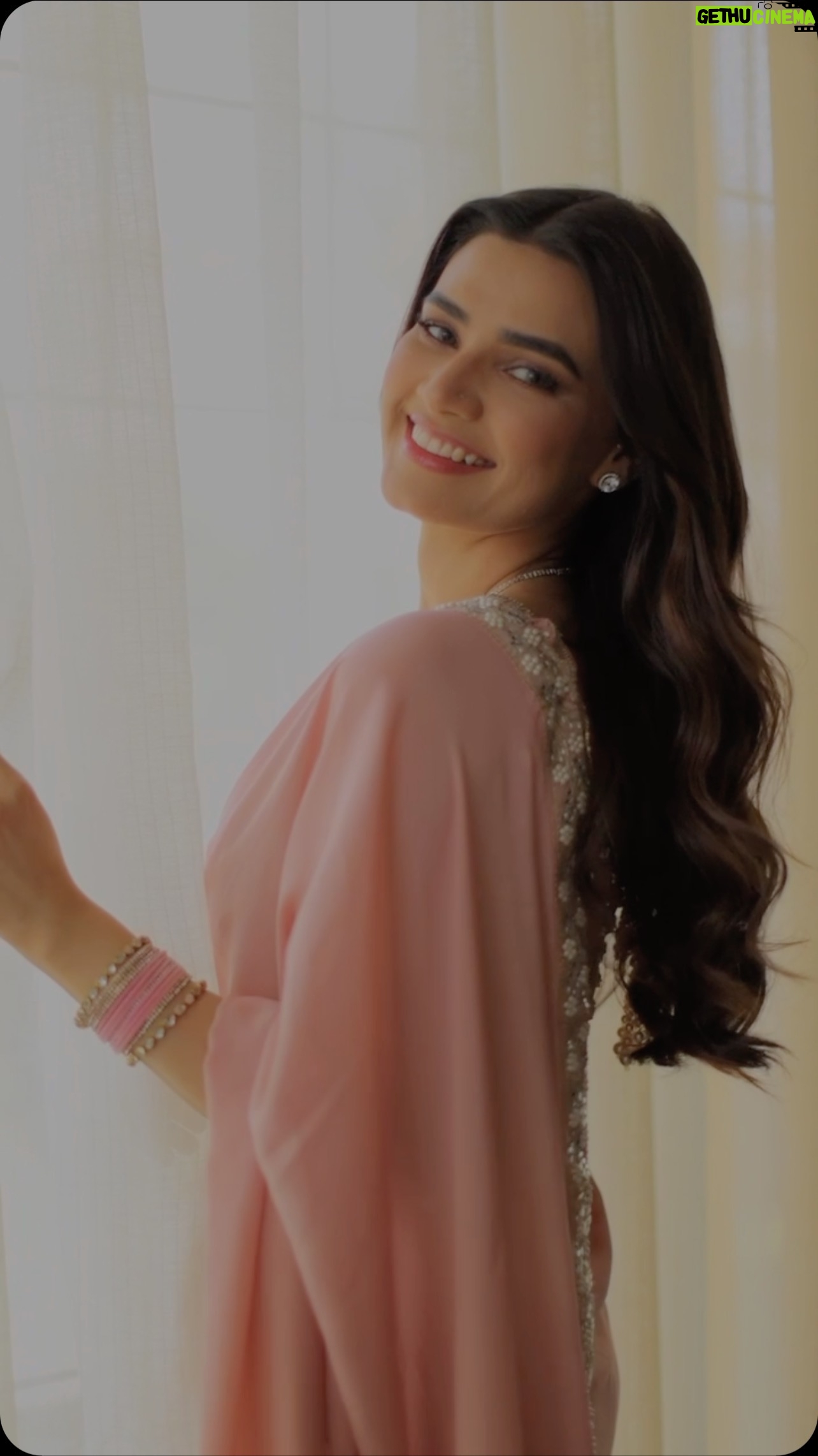 Kiran Haq - 25.1K Likes - Eid Mubarak 🤍🤍
Credit:
👗: @wajahatmansoorofficial
🎥: @deeveesofficial
💄: @naqashgillofficial
@dchandiqilaofficial