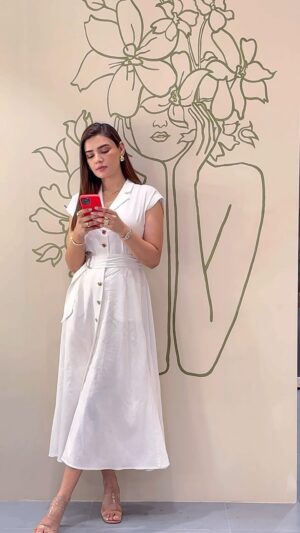 Kiran Haq Instagram - 💄💇‍♀️💃
.
🎥: @mohammadzain94 

#Skinfinity #reels #reelsinstagram #repost #coffee #instalike #instagood #explore #explorepage #fypage #foryourpage #trendingreels #tbt #community #makeup #style