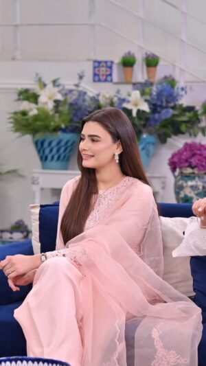 Kiran Haq Instagram - Don’t forget to watch HASRAT tonight at 7:00 pm only on @arydigital.tv ❤️ 
@bigbangentertainment2.0 
@meesamnazar
👗 @wajahatmansoorofficial s