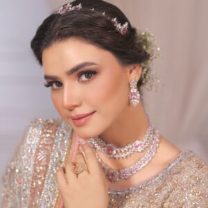 Kiran Haq Instagram - Trust our expert makeup team to create a stunning, timeless look tailored just for you on your big day.

Book your main day bridal makeover now:  923210907777.

Makeup & Styling: @skinfinitybykiran 
Outfit: @officialfahadhussayn
Photography: @deeveesofficial 
Jewellery: @akjewelspk 

#skinfinity #skinfinitybykiran #kiranhaq #bridalmakeup 
#beautysalon