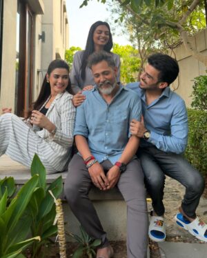 Kiran Haq Instagram - When your set is like your home and ppl here are honest, true and pure …. Thanks for loving #Hasrat #arydigital