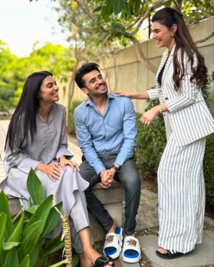 Kiran Haq Instagram - When your set is like your home and ppl here are honest, true and pure …. Thanks for loving #Hasrat #arydigital