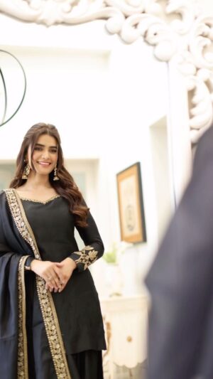 Kiran Haq Instagram - Eid 2024🩶🩶

👗 @wajahatmansoorofficial 
📷 @deeveesofficial 
💄 @naqashgillofficial