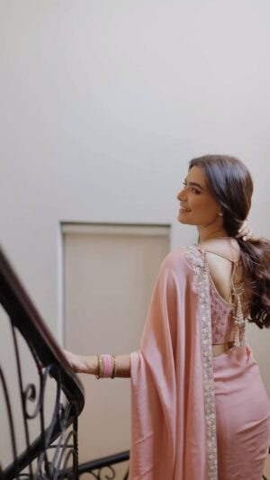 Kiran Haq Instagram - عید  مبارک 🌸

👗 @wajahatmansoorofficial 
📷 @deeveesofficial 
💄 @naqashgillofficial 
@dchandiqilaofficial