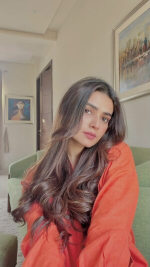 Kiran Haq Instagram - Love u zindagi 🧡✌️