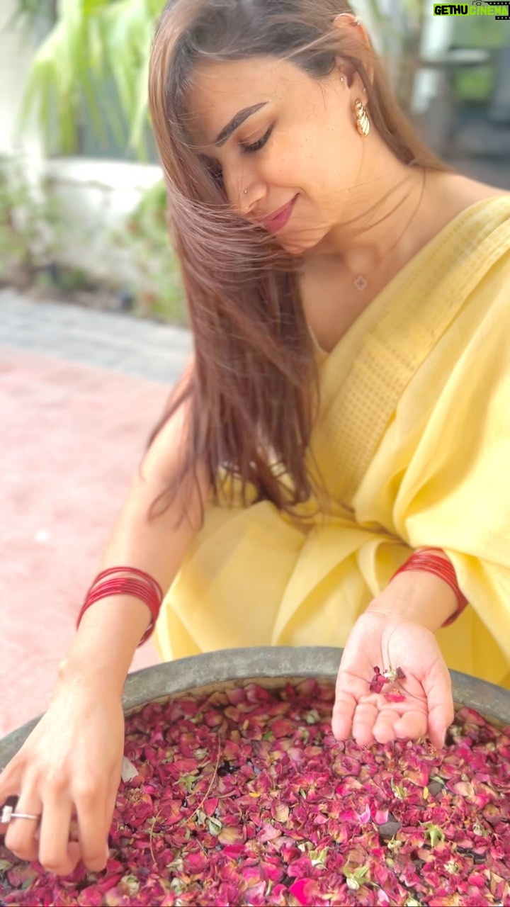 Kiran Haq - 4.2K Likes - درد چپھا کے مسکرانہ ہی کمال ہے
اور ہم اس کمال میں کمال رکھتے ہیں