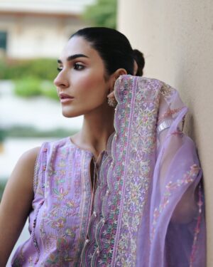 Kiran Malik Instagram - Wearing @kanwalmalik.official 

Lawn Season 🌺🩷 

📸 @sharmeenkhanphotography 

#kiranmalik #lawn #2025 #kanwalmalik #styletricksbyk #dubai #ottd