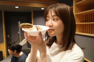 Kiyoe Yoshioka Instagram - .
お陰さまで無事に誕生日を迎える事ができました🌷

誕生日が４年に１度しか来ないので、

１０才と4分の１才。
４１才😎

しじゅう　いーかんじ　に過ごしていきたい🫶

スタジオで、親愛なるチームの皆様、仲間たちに祝っていただきました！

今年は誕生日がないから、happy birthdayの歌とケーキにめちゃくちゃびっくり。笑

みなさん、本当にいつもありがとうございます😊
この年もどうぞよろしくおねがいします🧡

まずはニューアルバム「あそび」の制作と、アリーナツアーに向かって💪
みなさん是非一緒に楽しんでいきましょう！

きよえ⚪️