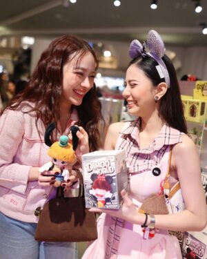 Kodchakorn Songsaengterm Instagram - 𝐃𝐈𝐌𝐎𝐎 จับมือกับผองเพื่อน 𝐃𝐈𝐒𝐍𝐄𝐘  น่ารักกกกมากจนใจเจ็บ 😍😍✨

คอลแลปส์ครั้งสำคัญแห่งปี DIMOO WORLD × DISNEY Series ครั้งนี้ขนไอเท็มฮอตมากมายไม่ว่าจะเป็น ฟิกเกอร์  แอคเซสซอรี และสินค้าเมกา มาในสไตล์เรโทรสุดคิวต์ สาวก DIMOO และ Disney ต้องรีบเป็นเจ้าของด่วนๆ !!

📅 วางจำหน่ายแล้ว! ที่ POP MART ทุกสาขา

@popmartth #POPMART #POPMARTTH #POPMARTTHAILAND #dimoo #disney
