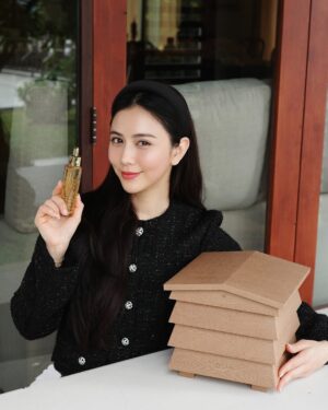 Kodchakorn Songsaengterm Instagram - ABEILLE ROYALE YOUTH WATERY OIL SERUM 2025 🐝💛 สกินแคร์ในตำนานจาก @Guerlain ปรับสูตรใหม่!!

✨สุดยอดเซรั่มแห่งการซ่อมแซมผิวล้ำลึก “ตั้งแต่หยดแรกที่ใช้” ด้วยพลังแห่งน้ำผึ้ง BlackBee 3 สายพันธุ์หายากของโลก สู่อานุภาพ 4 REPAIRS เอกสิทธิ์เฉพาะเพื่อการซ่อมแซมผิวล้ำลึกตั้งแต่ชั้นเซลล์ อันได้แก่
🐝 ซ่อมแซมผิวด้วยพลังของ BlackBee Honey ช่วยเสริมเกราะป้องกันผิวให้แข็งแรง และ ต่อต้านริ้วรอย ด้วยเนื้อสัมผัสที่ซึมซาบอย่างล้ำลึก 
🐝 ซ่อมแซมผิวผ่านนวัตกรรมทางวิทยาศาสตร์ล่าสุด Igniting Cell ที่ช่วยซ่อมแซม และกระตุ้นเซลล์ผิวเพิ่มขึ้นถึง 3 เท่า
🐝 ซ่อมแซมผิวด้วยส่วนผสมจากธรรมชาติ 99% ด้วยพลังจาก Black Bee Honeyที่ทรงพลังและหายาก
🐝 ซ่อมแซมคืนความสมดุลให้ธรรมชาติ มุ่งมั่นในการอนุรักษ์ผึ้งและระบบนิเวศ

🍯 ผลลัพท์ที่ได้ 1-1-1
1 หยดแรก ซ่อมแซมผิวล้ำลึก ฟื้นบำรุงผิวให้แข็งแรง
1 ชัวโมง ริ้วรอยลดลง ผิวเอิบอิ่มชุ่มชื้นขึ้น
1 เดือน  ผิวได้รับการฟื้นฟู กระชับ เอิบอิ่ม เรียบเนียนและเปล่งประกายขึ้นอย่างเห็นได้ชัด

📍 สัมผัสสุดยอดเซรั่มแห่งการซ่อมแซมผิวอย่างล้ำลึก “ตั้งแต่หยดแรกที่ใช้” ได้แล้ววันนี้ ที่เคาท์เตอร์ Guerlain ทุกสาขา @Guerlain #GuerlainThailand #GuerlainSkinCare #AbeilleRoyale #YouthWaterySerum​