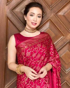 Komal Aziz Khan Instagram - Let’s play dress up 🙂

Sari @neemblockprints 
Makeup @ridaahmedofficial 
Jewelry @traditionaljewelryy
