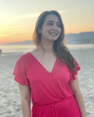 Komal Aziz Khan Instagram - K college mini reunion/beach day photo dump 🏖