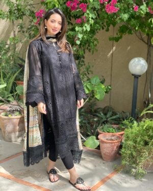 Komal Aziz Khan Instagram - Nothing can beat the sheer grace and beauty of a black shalwar kameez. Shoutout to @baroque_official for this gorgeous outfit. I love the work they are doing these days. Pakistani fashion for the win 🙌