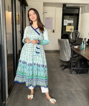 Komal Aziz Khan Instagram - Impromptu photoshoot at @omalbykomal office. Find this dress on SALE at our website www.Omalbykomal.com. Thanks @negativeapparelpk for these bow slippers. Love them 😍