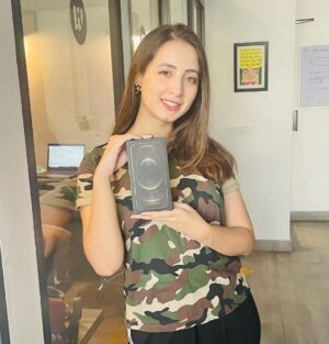Komal Aziz Khan Instagram - 🚨🚨 MEGA IPHONE GIVEAWAY  TIME 
HOW TO ENTER:

1. Double tap this photo❤️

2. Follow @talentlessloops and follow everyone they follow *only takes 30 seconds*

3. Comment “done” and tag as many people as you can !

*BONUS*
Repost this post on your story and you’ll have a higher chance of winning💯

WINNERS will be picked on 1st July 🏆