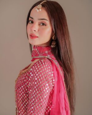Komal Meer Instagram - 🌸

Styled by @aarindanoor
Outfit @lajbylajwanti
Jewellery @iyanajewelrystudio
Photography: @rehanmithanii