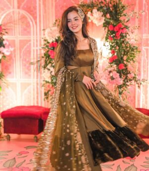 Komal Meer Instagram - Outfit: @lulusarstudio
Jewellery: @kohar_jewel
Photographer: @syedsajjadphotographyfilms  @adeebahmedphotography 
Management: @nidasheikhh