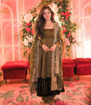Komal Meer Instagram - Outfit: @lulusarstudio
Jewellery: @kohar_jewel
Photographer: @syedsajjadphotographyfilms  @adeebahmedphotography 
Management: @nidasheikhh