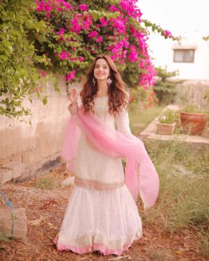 Komal Meer Instagram - Chand Mubarak 🌙 

White is my favourite color and what better way to celebrate Chand Raat in this pretty outfit from @haseensofficial 🤍 
Get yours now from @laamofficial 💕

#StyledByLaam #LAAMXKomalMeer #Eid #ChandRaat #LAAM