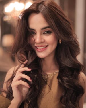 Komal Meer Instagram - Ok goodnight 

👗: @wajahatmansoorofficial 
Hair : @minamuzaffar.official 
Photography: @rehanmithanii 
Management : @nidasheikhh
