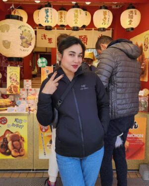 Komal Rizvi Instagram - Arigatou 🙏
#tokyodrifting #templesofjapan #streetmarket #sograteful