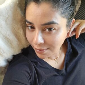 Komal Rizvi Instagram - A "no make up no filter" close up after ages! 📸💄💡