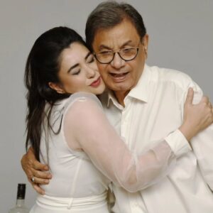 Komal Rizvi Instagram - Happy Birthday Abu!!!
I love you ❤️
Allah aapko puray qainaat ki sehat, sakoon, aur khushiyaan atha farmaye. 
Ameen 🤲