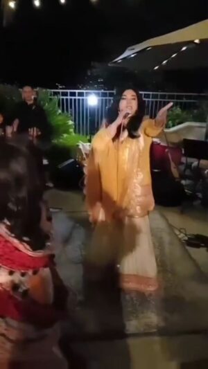 Komal Rizvi Instagram - Always a pleasure performing in California! Best audience ever!.💜