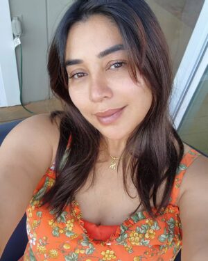 Komal Rizvi Instagram - Positivity is the best thing for your skin 😀