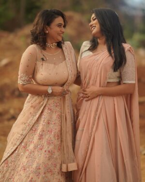 Krishna Praba Instagram - Perfect companion..true bond on stage.. @dayyana_hameed 
Swayamvara silks Palakkad Grand opening..🎉
@swayamvarasilksindia 
.
.
.
#live #performance #anchor #stage #festival #inaugration #celebration #celebrity #actor