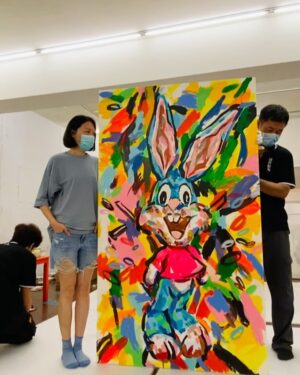 Kristy Cha Ray Chu Instagram - 容許我在這裡小小炫耀一下，一個多月前，得知自己獲選「CANS亞洲當代藝術-年度之最：年度明日之星」

得獎這件事，從前的我，肯定第一時間就等不及(po文)跟所有人分享。

然而，隨著年紀慢慢增長，我的情緒不再起起伏伏，得失心也沒那麼重，學著看淡很多事，珍惜在乎我的人，不被生活中的繁瑣影響。

現在的我，只想好好畫畫，沒有什麼比這更重要。

想說還是要告訴媽媽這個好消息，她當下的反應是：家瑞，你都要60了，主辦單位應該頒個「今日之星」給妳，「明日」留給年輕人吧～

換個角度思考，沒有框架能夠束縛我，沒有什麼可以定義我，這世界什麼都有可能，Rules由我們自己創造，未來不再屬於年輕世代，60也有明天！

我要把這個獎送給和我一樣，依然在夢想的路上奔跑的每一個人。

當然，其他入圍者各個超級amazing ，煙囪、鐵木爾斯琴、冷廣敏、譚永勍、童昆鳥、花季琳、張移北、蔡堅、都是我佩服的藝術家！

感謝誠品畫廊 @eslitegallery 的總監趙琍女士，不斷地給予我心裡與創作上的鼓勵與支持。

感謝粉絲，你們是讓我堅持下去的動力。

期許自己一直畫一直畫，讓作品帶我到更遠的地方。

最後，分享ㄧ位紐約前輩藝術家送給我的話：有時虛榮心也可以是一種美德，它能讓你的心靈飛翔～

三八婦女節快樂

我的個展進入倒數，最後兩個週末，大家趕緊把握機會（聽說再版的2000本畫冊剩下100本不到，要搶要快）

曲家瑞個展（好評延展）
日期：2025/02/15（六）-2025/03/16（日）

地點：#誠品畫廊北京 北京市朝陽區酒仙橋路2號798藝術區，797路B06

時間：11am-6pm，週二-週日(週一公休)

#曲家瑞個展
#誠品畫廊北京  @eslitegallery
#明日之星
#感到無比榮幸

「CANS亞洲當代藝術-年度之最：年度最佳明日之星」。完整報導露出於2025年2月的CANS雜誌/罐子藝術網（微信官方帳號）請點擊上方🔗